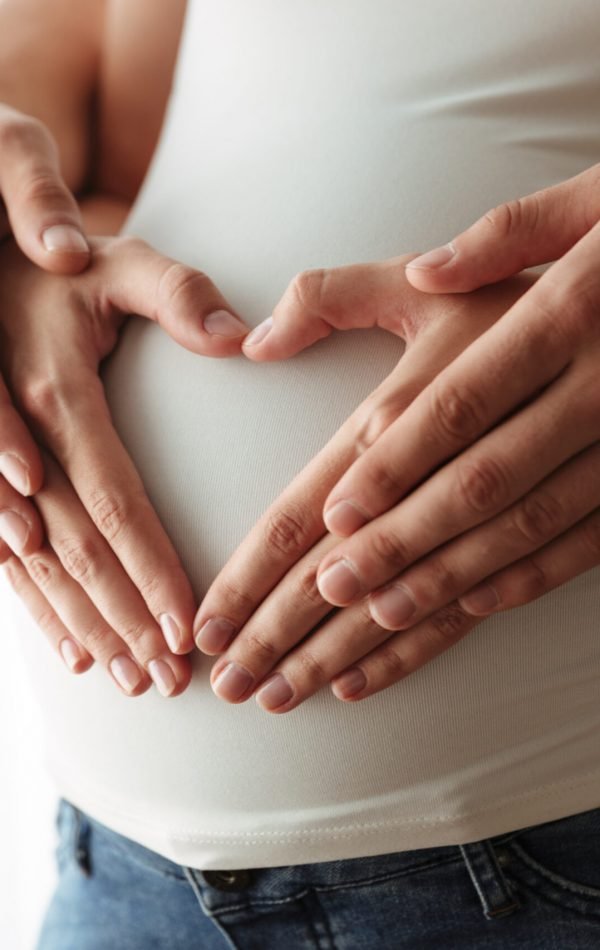 Te acompañamos en tu embarazo. Pregúntanos por nuestros talleres y webinars especializados en preparación de la maternidad y paternidad